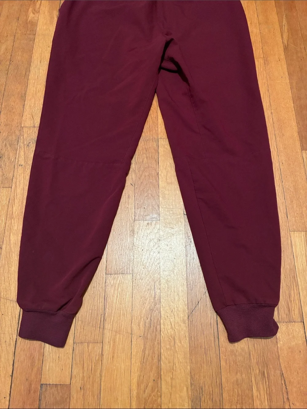 Figs Tansen Jogger Scrub Pants in Burgundy, Men’s size Large